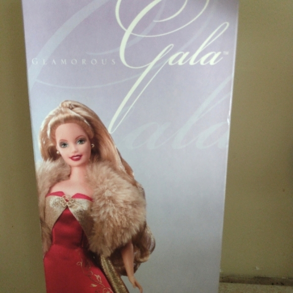 Glamorous Gala Barbie - Picture 5 of 6